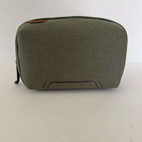 Peak Design Sage Green Travel Tech Pouch With Multiple Interior Pockets & Zipper - Picture 1 of 7